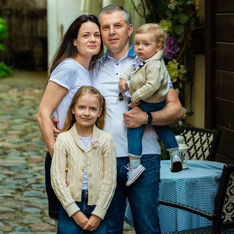 šeima su dviem mažais vaikais oro uoste