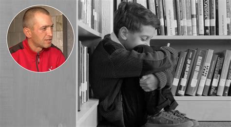 Motina žaidžia su kūdikiu ant grindų, aplink išdėlioti žaislai