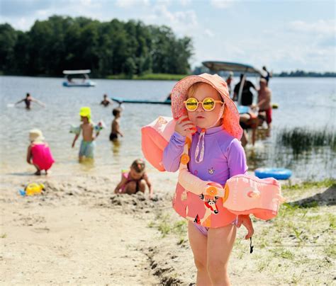 vaikas tepamas apsauginiu kremu nuo saulės paplūdimyje