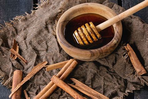 Naminės cinamono ir medaus kaukės ingredientai