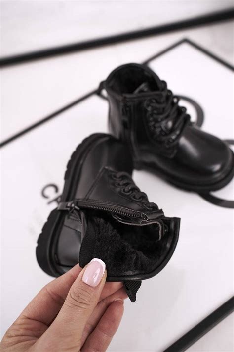 Vaikiški aulinukai su raišteliais sniege