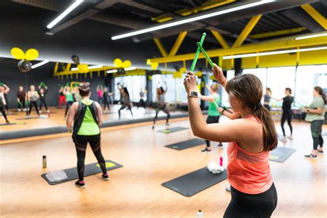 Jaunos gimnastės treniruotės metu su lankais