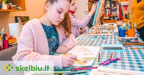 Atelierista ir vaikai meno studijoje (ateljė)