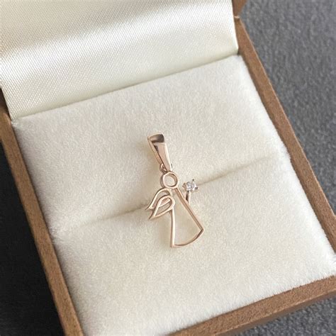 Auksinis pakabukas su graviravimu