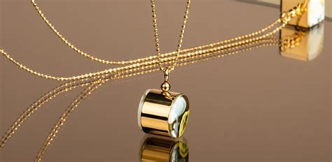 Moters kaklo papuošalai su keliais pakabukais