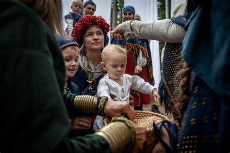 Pribuvėjos darbas ir gimdymo apeigos