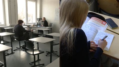Mokinys rašantis rašinį klasėje