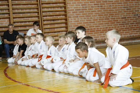 vaikai treniruojasi karate