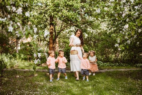 Besiruošianti mama su vaikučių sveikinimais