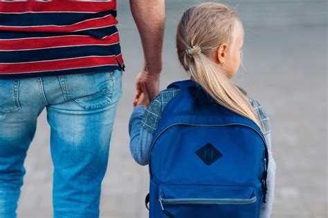 Tėvai veda vaikus į mokyklą rugsėjo 1-ąją