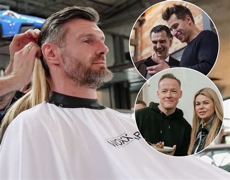 vaikas laimingai sėdintis kirpėjo kėdėje