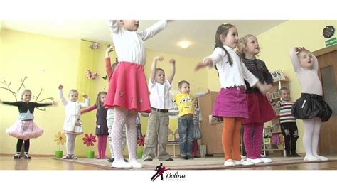 Vaikų grupė besimokanti bendradarbiauti per kūrybinę veiklą