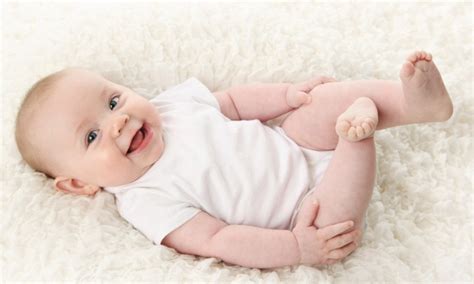 kūdikis besiverčiantis ant šono