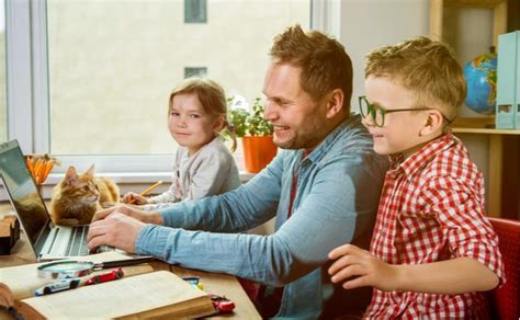 Tėtis prižiūri vaiką namuose