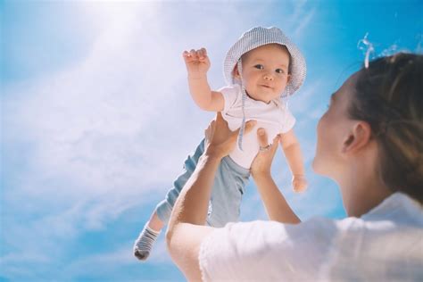 Tėvai ramina ir prižiūri sergantį kūdikį