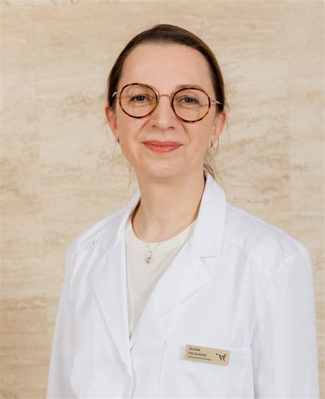Akušerė apžiūri nėščiąją namuose