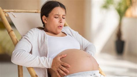 Atsipalaidavusi moteris gimdymo namuose aplinkoje