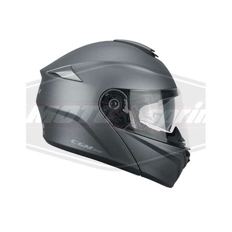 vaikas su motociklininko šalmu sėdi ant motociklo