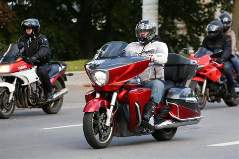 motociklininkas su keleiviu važiuoja atsargiai