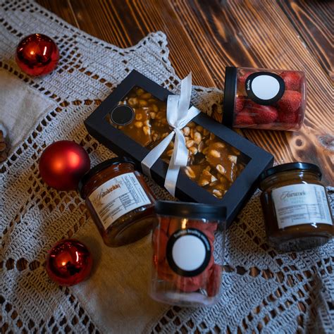 stalas su įvairių skonių naminiais saldainiais