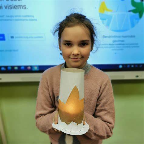 vaikų sukurti šviesoforai iš popieriaus ir antrinių žaliavų
