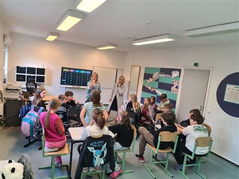 Mokiniai klasėje ruošiasi pamokoms