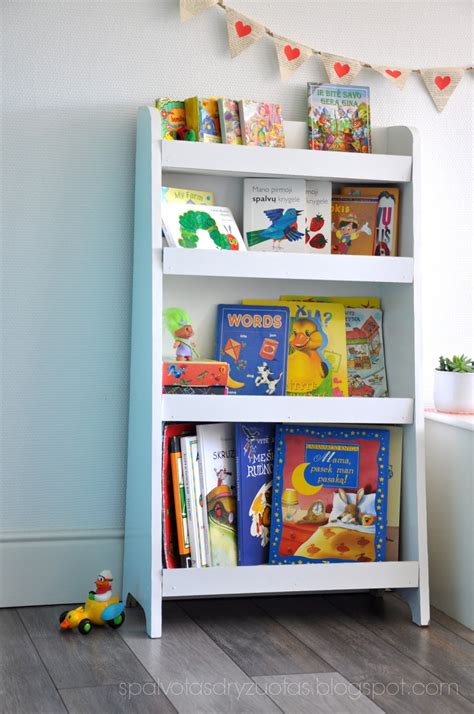 Knygų lentyna su knygomis apie nėštumą ir vaiko priežiūrą