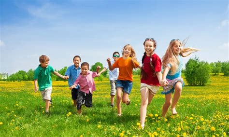 vaikai aktyviai žaidžiantys gamtoje