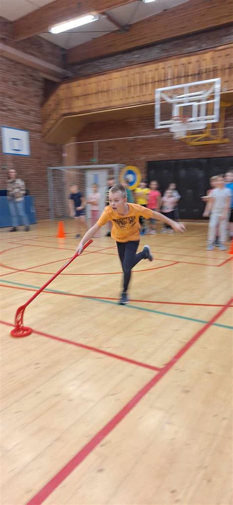 vaikai dalyvaujantys estafetės rungtyse