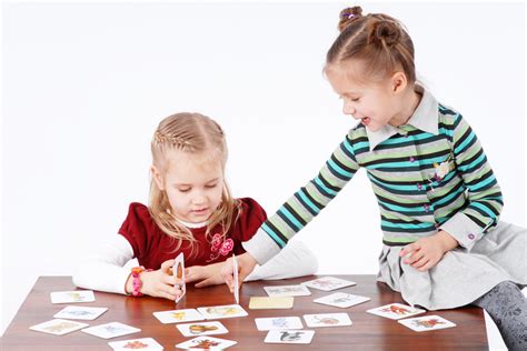 vaikai žaidžiantys namuose su improvizuotomis priemonėmis