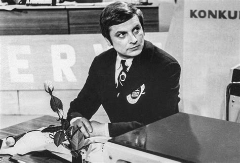 Diktorius Juozas Baranauskas dirba karštoje studijoje