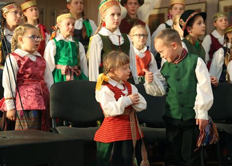 vaikas su nykštuko kostiumu