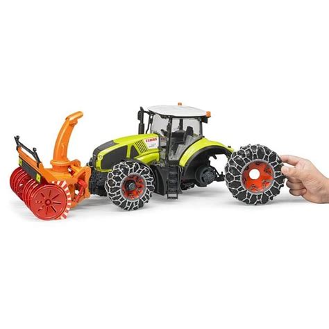 vaikas žaidžiantis su žaisliniu traktoriumi, lavinantis motoriką