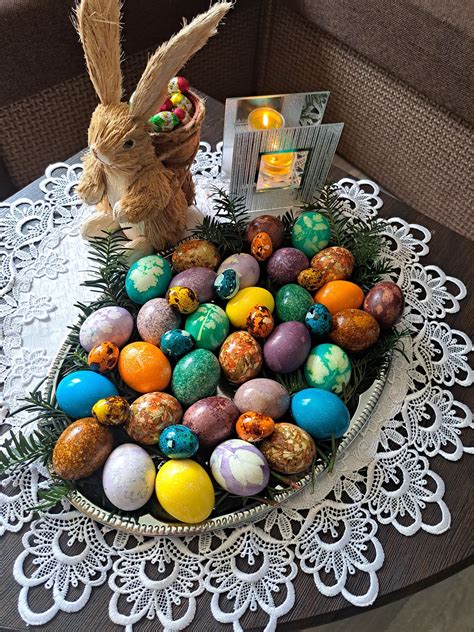 įvairiais būdais dekoruoti putplasčio kiaušiniai