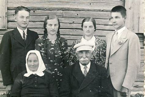 šeimos nuotrauka su angelo sargo simboliu