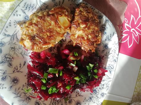 spalvingi burokėlių kotletukai lėkštėje