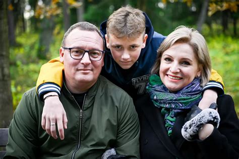 Šeima su globojamo vaiko siluetu