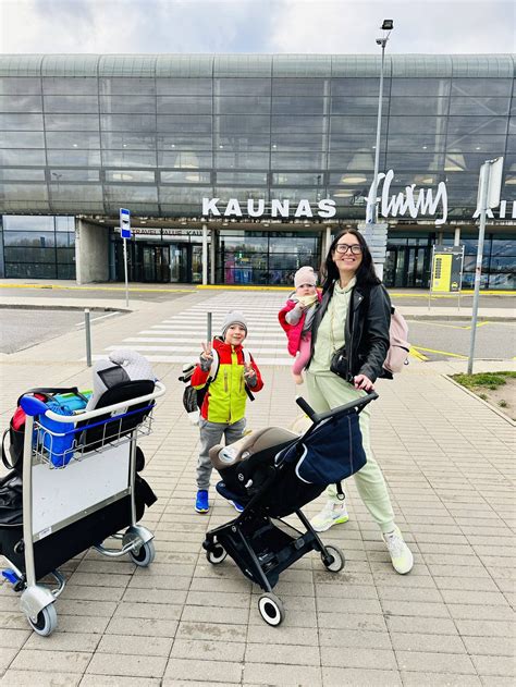 Tėvai su vaikais keliauja lėktuvu