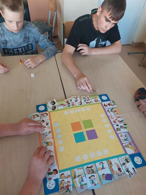 Mokytoja su mokiniais mokykloje