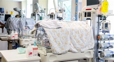 mama su neišnešiotu kūdikiu intensyviosios terapijos skyriuje