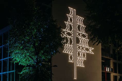 Modernios meno galerijos ekspozicija su šviesos instaliacija