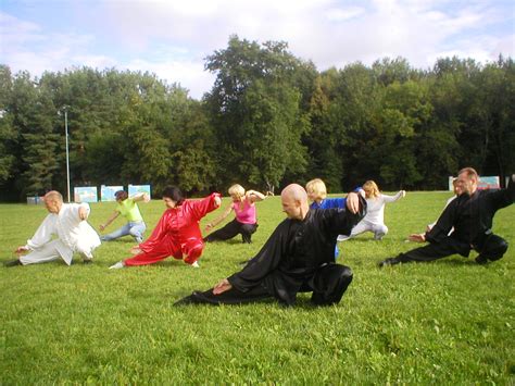 Žmogus praktikuojantis Tai Chi gamtoje