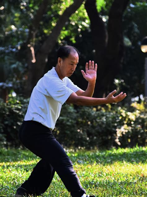 Žmonės, atliekantys Qigong pratimus