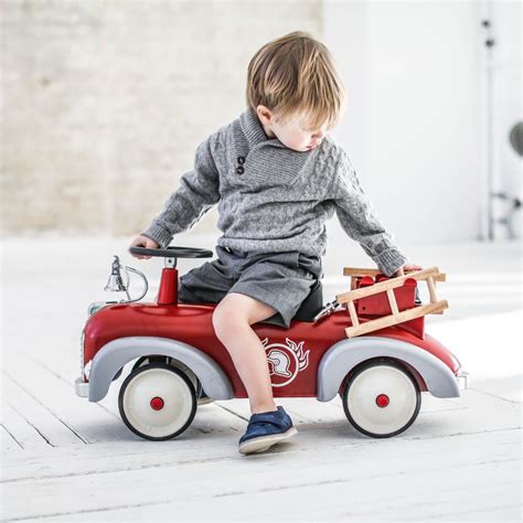 vaikiškos mašinėlės su tėvais žaidimų aikštelėje