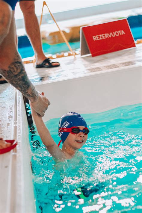 plaukimo pamoka su instruktoriumi