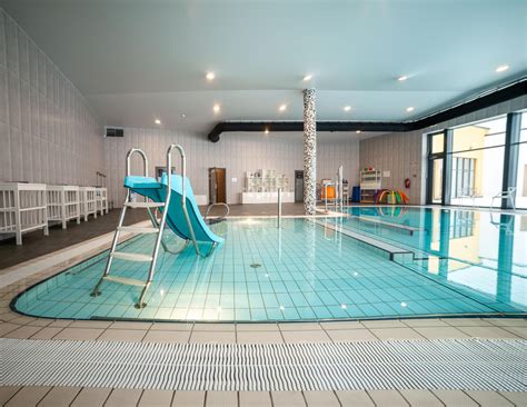 mažylis baseine su tėvais