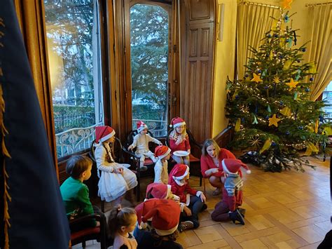 vaikai gaminantys Kalėdų dekoracijas