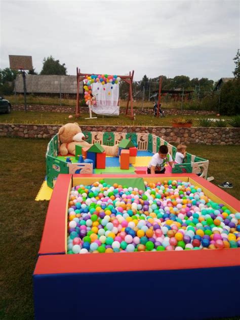 vaikų žaidimų aikštelė su kamuoliukų baseinu