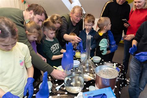 vaikai atlieka mokslinius eksperimentus