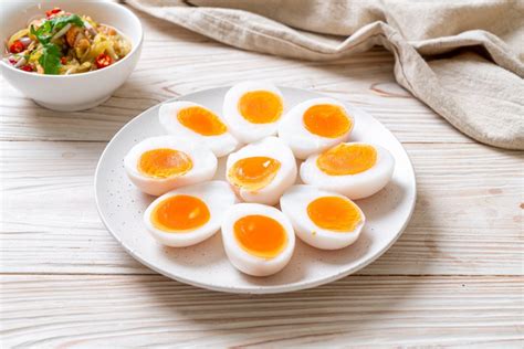 virti kiaušiniai ir sausainiai